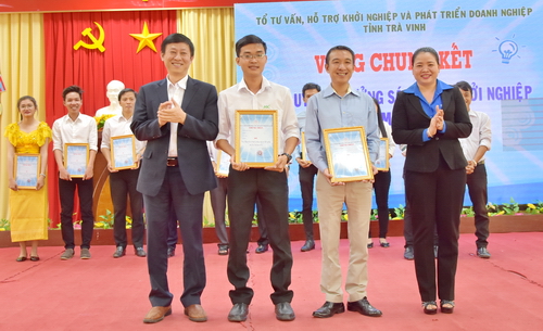 Đồng chí Huỳnh Thị Hằng Nga - Bí thư Tỉnh đoàn trao giải cho các ý tưởng đạt giải trong chương trình “Ý tưởng sáng tạo khởi nghiệp” năm 2017